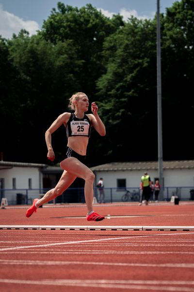 Nina Schroeter (SCC Berlin) ueber 400m Huerden am 14.05.2022 beim Nationalen Leichtathletik-Meeting im Erika-Fisch-Stadion in Hannover